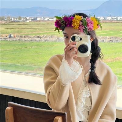 穿黄靴子的女孩
